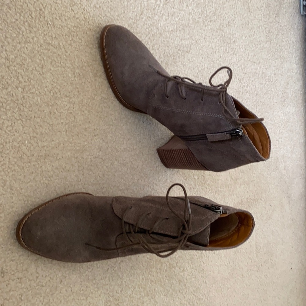 Franco Sarto Suede dark mauve zip up booties with 3.5 in chunky heel size 9m